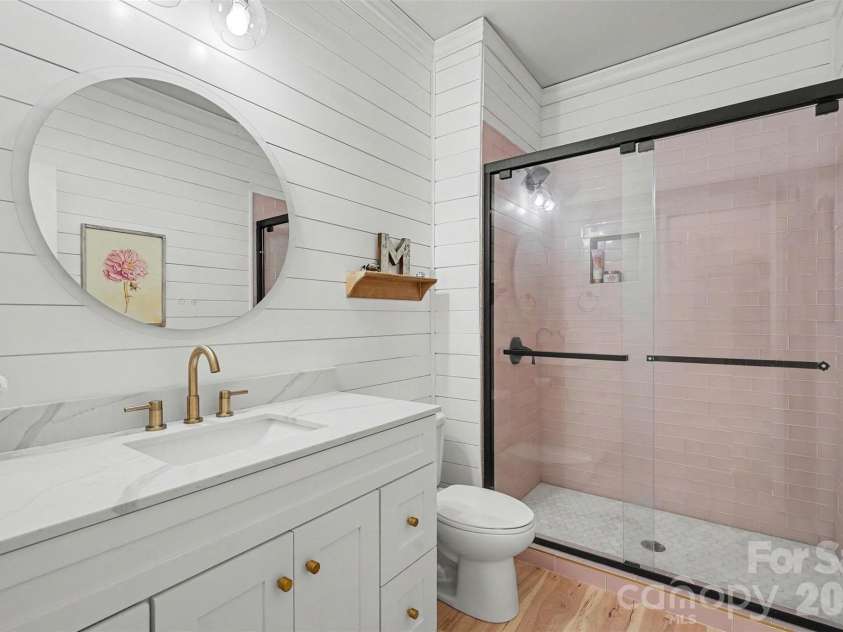 15304 Wyndham Oaks Drive, Charlotte, NC 28277.  MLS# CAR4419486, YatesRealty ID 49806. Ensuite Bath