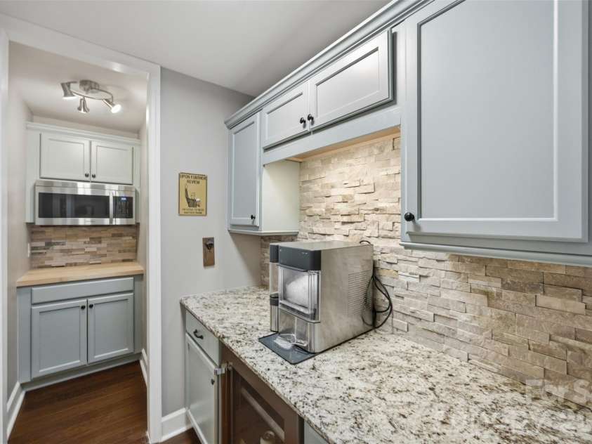 1009 Brookmeade Drive, Waxhaw, NC 28173.  MLS# CAR4418227, YatesRealty ID 49812. 