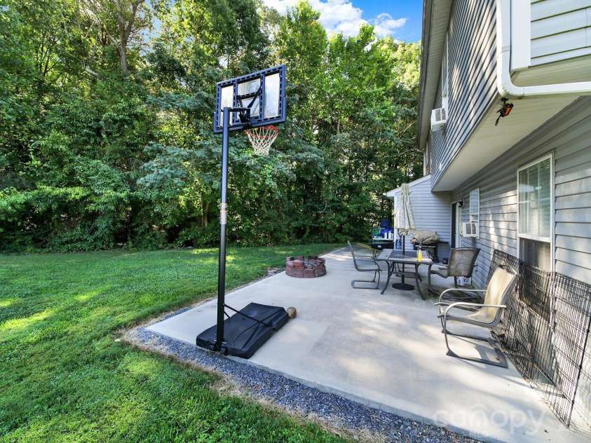 1414 Harland Street, Charlotte, NC 28216.  MLS# CAR4417813, YatesRealty ID 49816. 