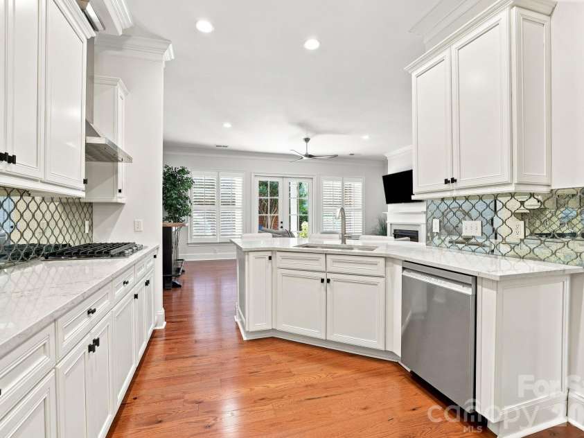6831 Louisburg Square Lane, Charlotte, NC 28210.  MLS# CAR4417877, YatesRealty ID 49817. 