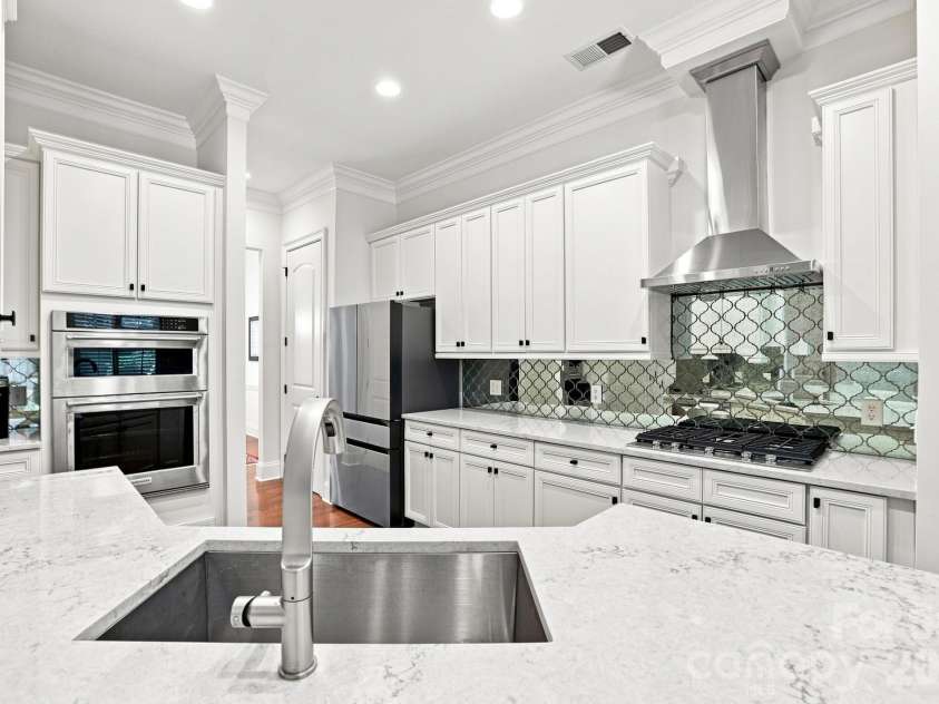 6831 Louisburg Square Lane, Charlotte, NC 28210.  MLS# CAR4417877, YatesRealty ID 49817. 