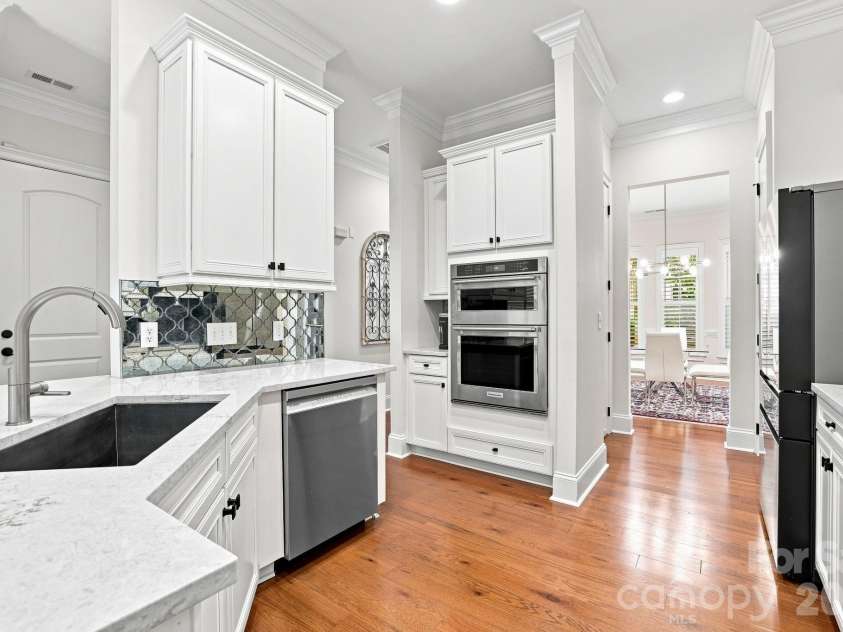 6831 Louisburg Square Lane, Charlotte, NC 28210.  MLS# CAR4417877, YatesRealty ID 49817. 