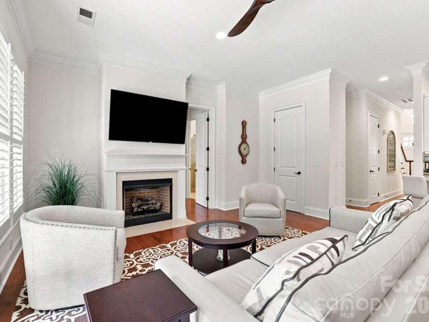 6831 Louisburg Square Lane, Charlotte, NC 28210.  MLS# CAR4417877, YatesRealty ID 49817. 