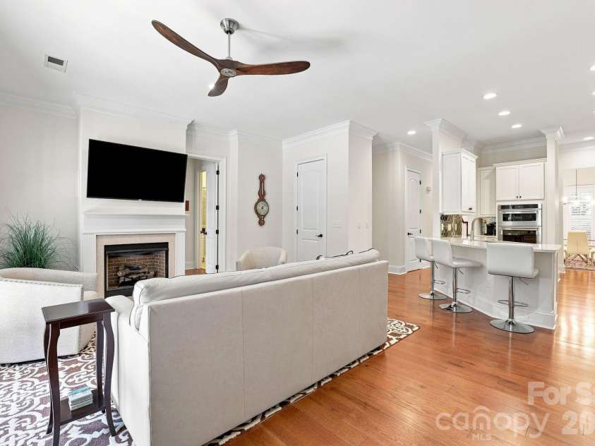6831 Louisburg Square Lane, Charlotte, NC 28210.  MLS# CAR4417877, YatesRealty ID 49817. 