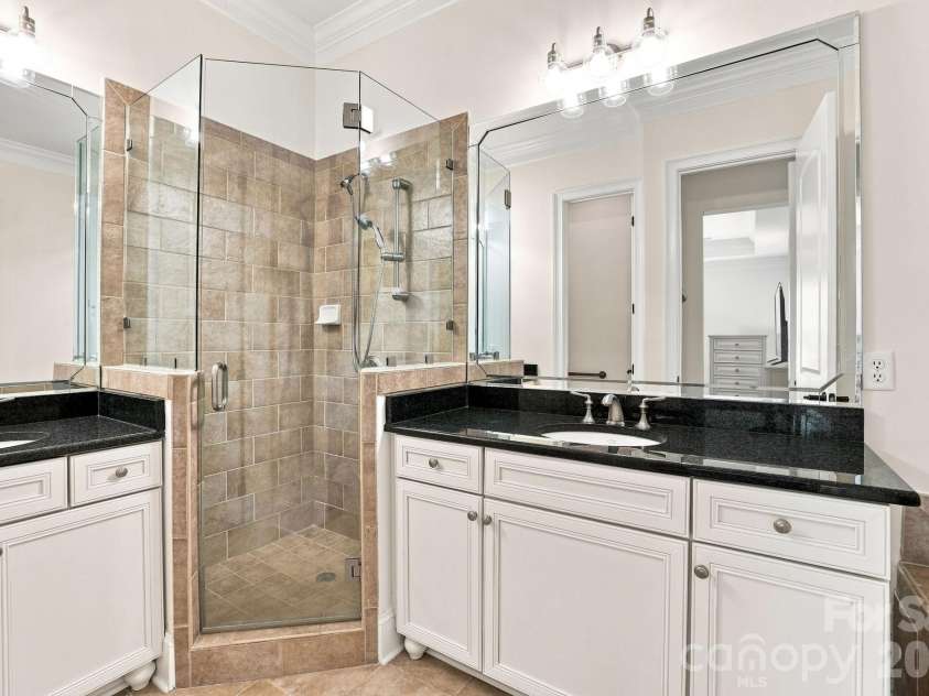 6831 Louisburg Square Lane, Charlotte, NC 28210.  MLS# CAR4417877, YatesRealty ID 49817. First floor primary bath