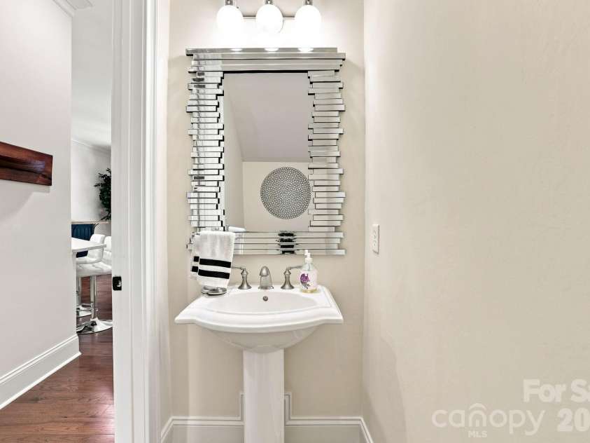 6831 Louisburg Square Lane, Charlotte, NC 28210.  MLS# CAR4417877, YatesRealty ID 49817. Powder Room