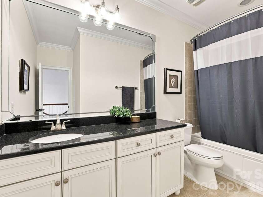 6831 Louisburg Square Lane, Charlotte, NC 28210.  MLS# CAR4417877, YatesRealty ID 49817. Upstairs full bath