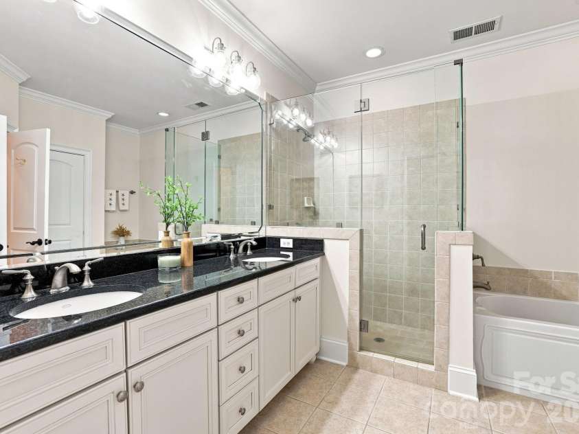 6831 Louisburg Square Lane, Charlotte, NC 28210.  MLS# CAR4417877, YatesRealty ID 49817. Upstairs primary bath