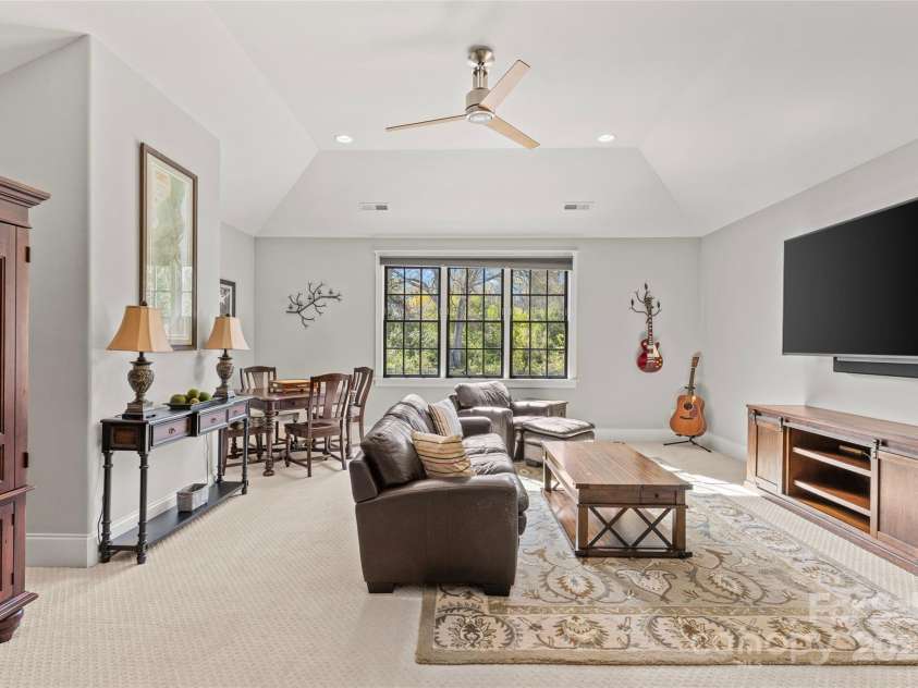 2137 Foxcroft Woods Lane, Charlotte, NC 28211.  MLS# CAR4244957, YatesRealty ID 4982. Bonus Room