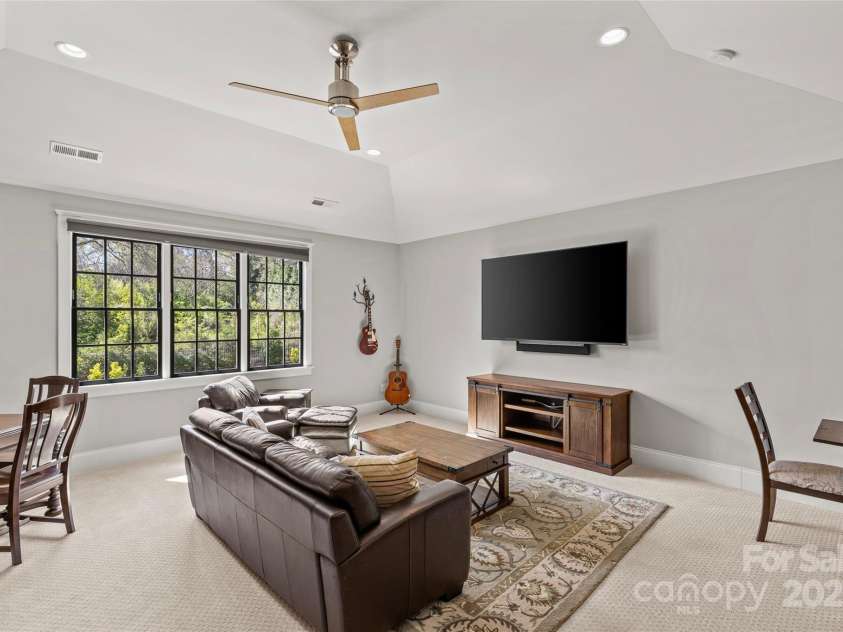2137 Foxcroft Woods Lane, Charlotte, NC 28211.  MLS# CAR4244957, YatesRealty ID 4982. Bonus Room
