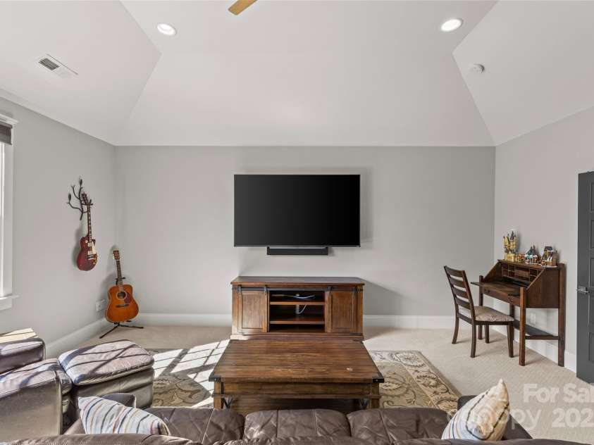 2137 Foxcroft Woods Lane, Charlotte, NC 28211.  MLS# CAR4244957, YatesRealty ID 4982. Bonus Room