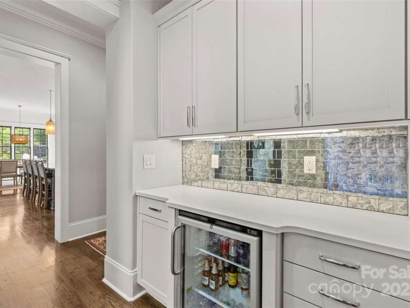2137 Foxcroft Woods Lane, Charlotte, NC 28211.  MLS# CAR4244957, YatesRealty ID 4982. Butler's Pantry
