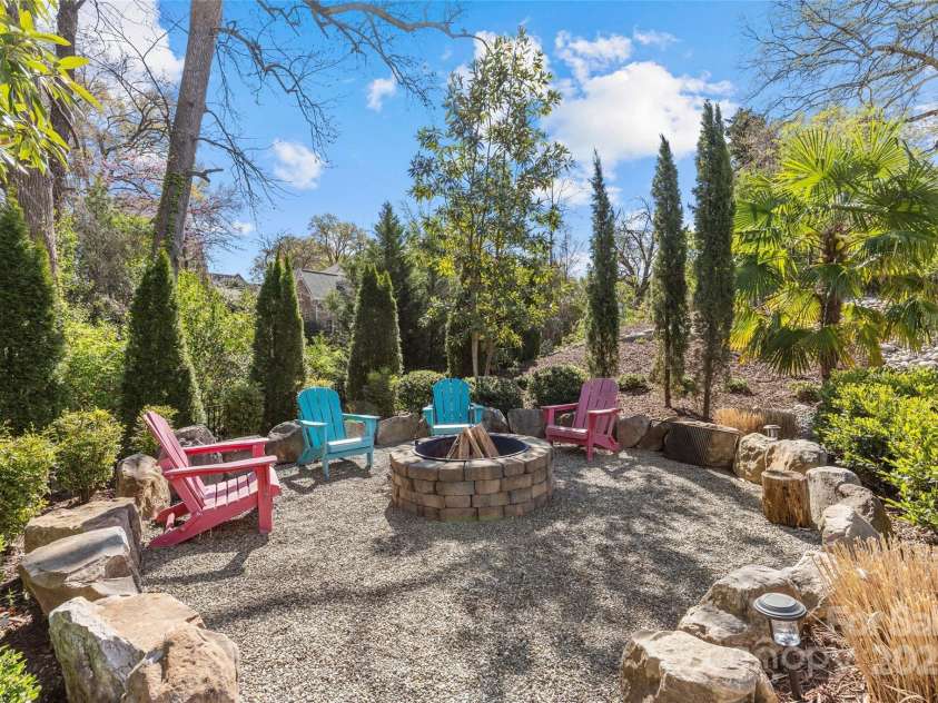 2137 Foxcroft Woods Lane, Charlotte, NC 28211.  MLS# CAR4244957, YatesRealty ID 4982. Fire Pit