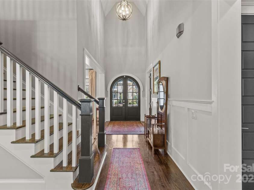 2137 Foxcroft Woods Lane, Charlotte, NC 28211.  MLS# CAR4244957, YatesRealty ID 4982. Foyer