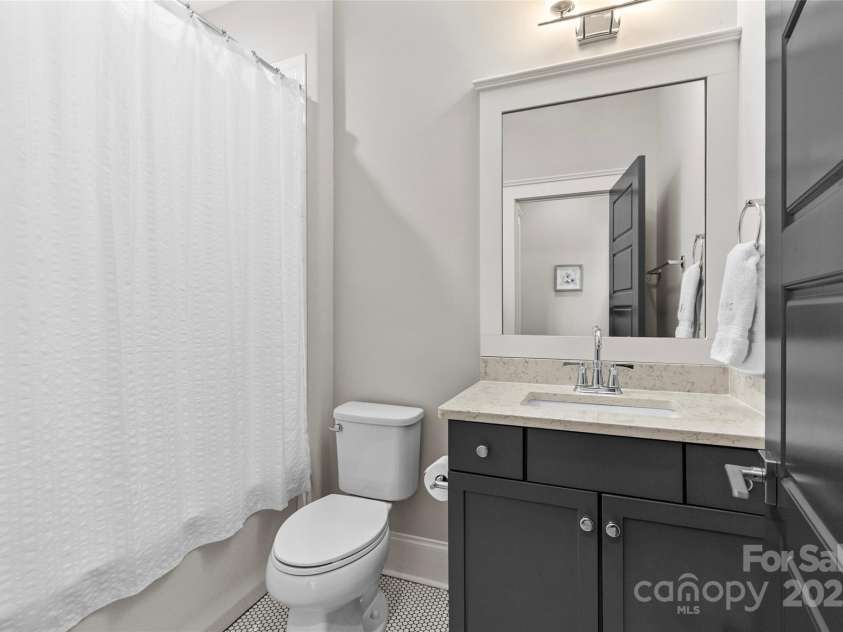 2137 Foxcroft Woods Lane, Charlotte, NC 28211.  MLS# CAR4244957, YatesRealty ID 4982. Full Bath