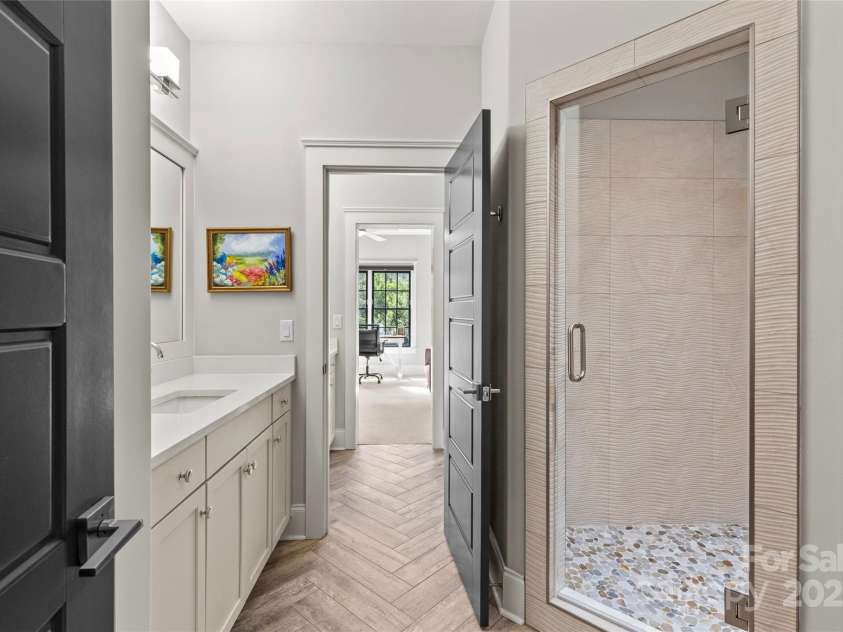 2137 Foxcroft Woods Lane, Charlotte, NC 28211.  MLS# CAR4244957, YatesRealty ID 4982. Full Bath