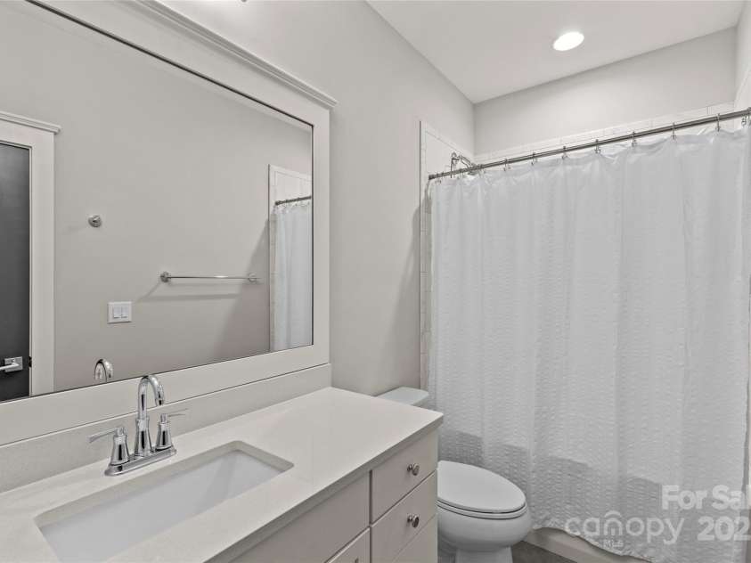 2137 Foxcroft Woods Lane, Charlotte, NC 28211.  MLS# CAR4244957, YatesRealty ID 4982. Full Bath