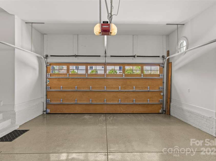 2137 Foxcroft Woods Lane, Charlotte, NC 28211.  MLS# CAR4244957, YatesRealty ID 4982. Garage