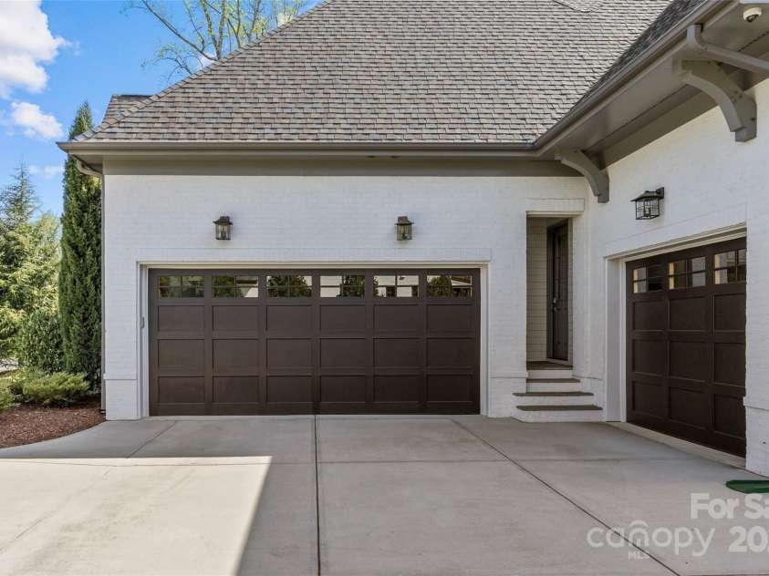 2137 Foxcroft Woods Lane, Charlotte, NC 28211.  MLS# CAR4244957, YatesRealty ID 4982. Garages