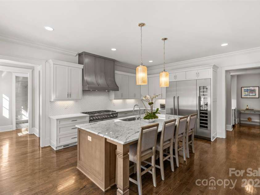 2137 Foxcroft Woods Lane, Charlotte, NC 28211.  MLS# CAR4244957, YatesRealty ID 4982. Kitchen
