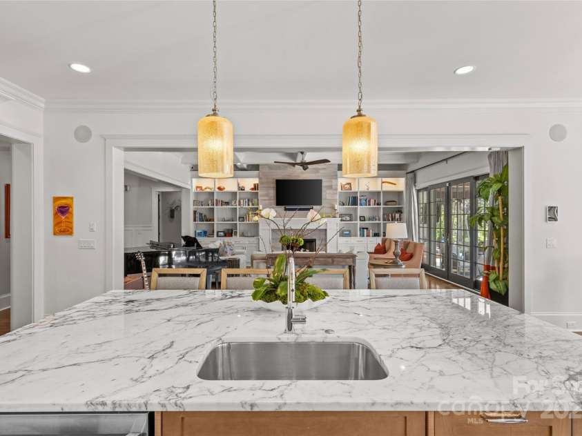 2137 Foxcroft Woods Lane, Charlotte, NC 28211.  MLS# CAR4244957, YatesRealty ID 4982. Kitchen