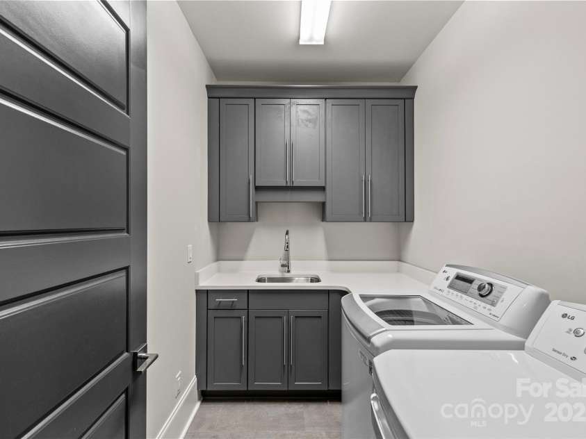 2137 Foxcroft Woods Lane, Charlotte, NC 28211.  MLS# CAR4244957, YatesRealty ID 4982. Laundry Room