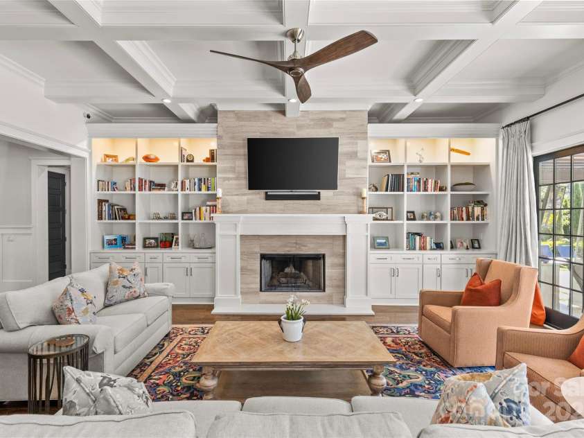 2137 Foxcroft Woods Lane, Charlotte, NC 28211.  MLS# CAR4244957, YatesRealty ID 4982. Living Room