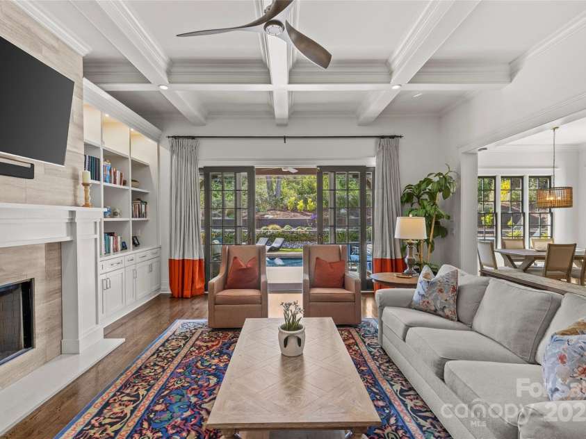 2137 Foxcroft Woods Lane, Charlotte, NC 28211.  MLS# CAR4244957, YatesRealty ID 4982. Living Room