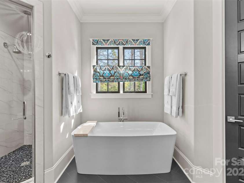 2137 Foxcroft Woods Lane, Charlotte, NC 28211.  MLS# CAR4244957, YatesRealty ID 4982. Primary Bath