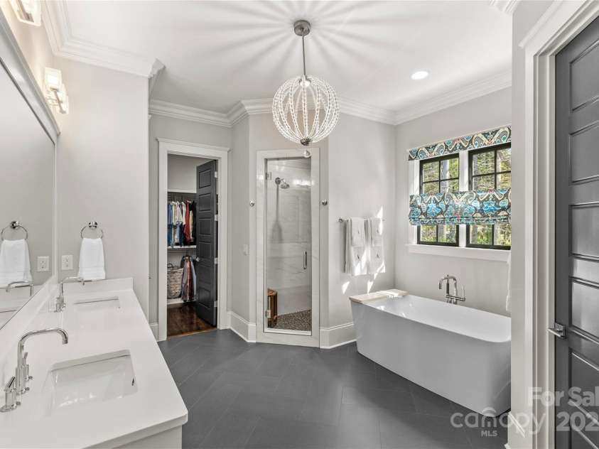 2137 Foxcroft Woods Lane, Charlotte, NC 28211.  MLS# CAR4244957, YatesRealty ID 4982. Primary Bath