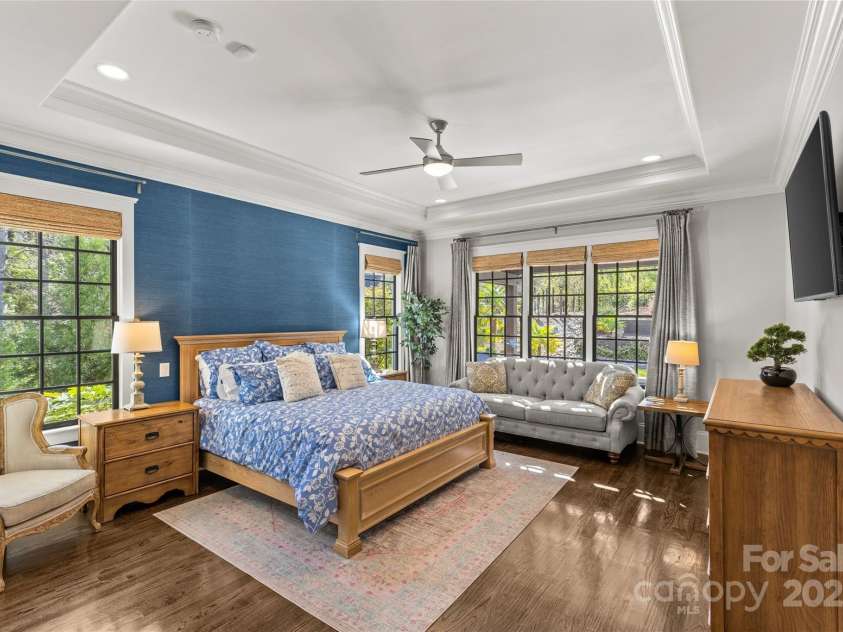 2137 Foxcroft Woods Lane, Charlotte, NC 28211.  MLS# CAR4244957, YatesRealty ID 4982. Primary Suite on Main