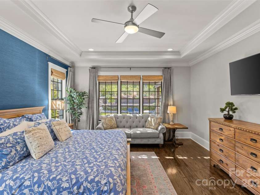 2137 Foxcroft Woods Lane, Charlotte, NC 28211.  MLS# CAR4244957, YatesRealty ID 4982. Primary Suite on Main