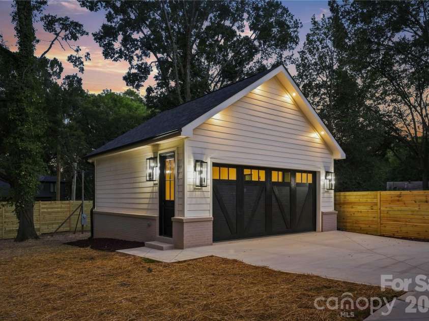 4647 General Pershing Drive, Charlotte, NC 28209.  MLS# CAR4415827, YatesRealty ID 49823. 