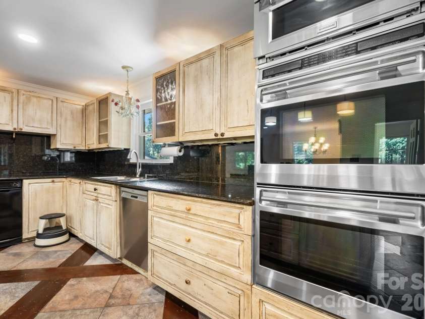 250 36th Avenue, Hickory, NC 28601.  MLS# CAR4413702, YatesRealty ID 49825. 
