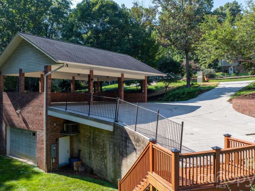 250 36th Avenue, Hickory, NC 28601.  MLS# CAR4413702, YatesRealty ID 49825. 