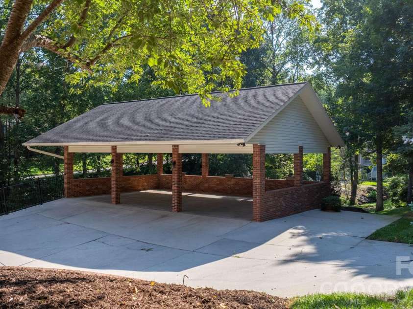 250 36th Avenue, Hickory, NC 28601.  MLS# CAR4413702, YatesRealty ID 49825. 