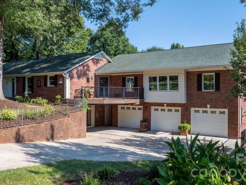 250 36th Avenue, Hickory, NC 28601.  MLS# CAR4413702, YatesRealty ID 49825. 