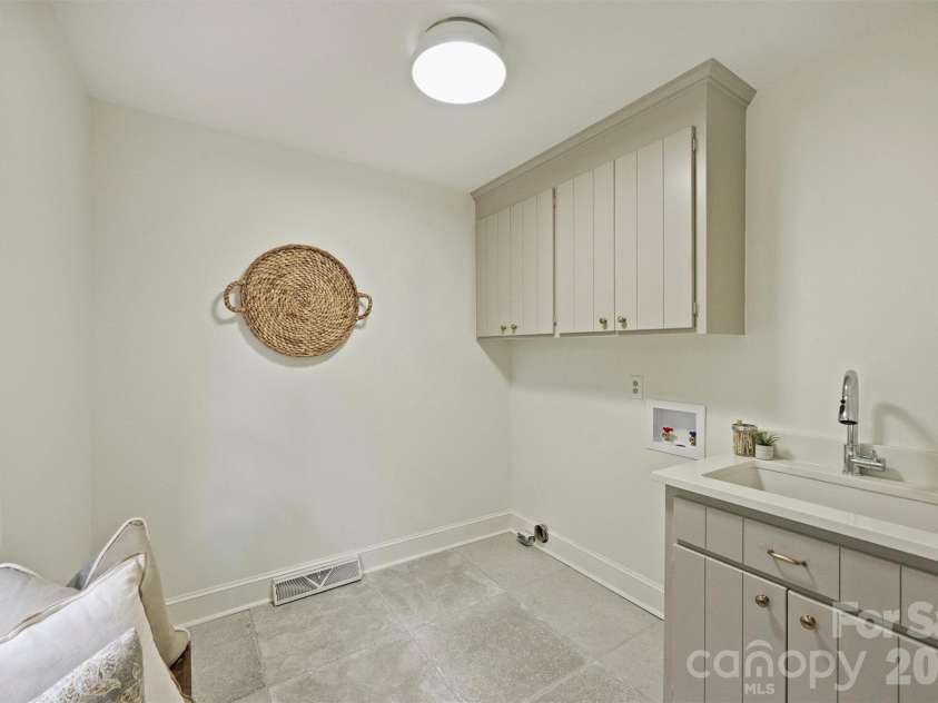 9809 Providence Forest Lane, Charlotte, NC 28270.  MLS# CAR4415159, YatesRealty ID 49826. 