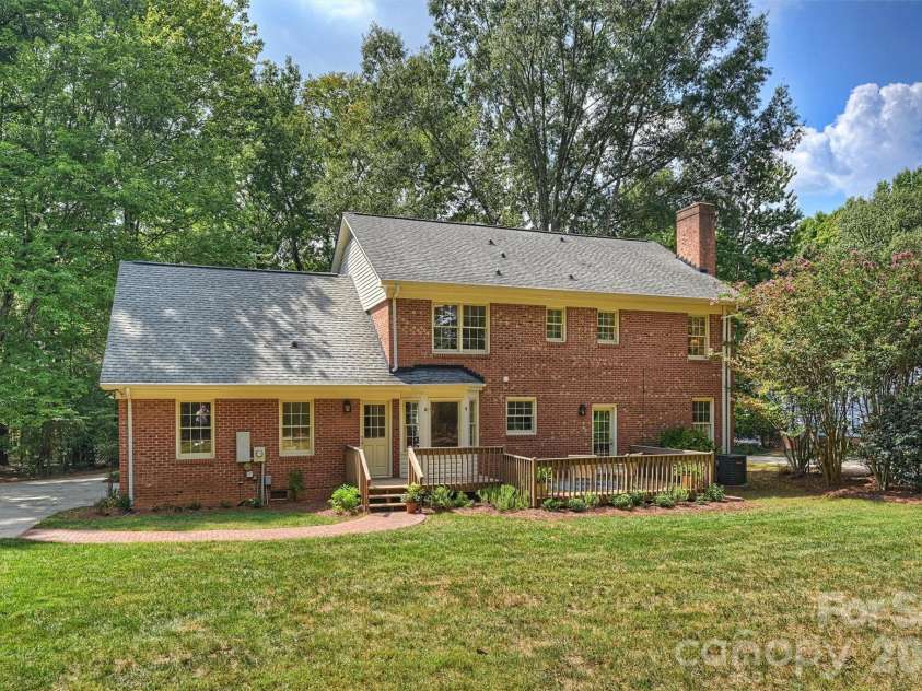 9809 Providence Forest Lane, Charlotte, NC 28270.  MLS# CAR4415159, YatesRealty ID 49826. 
