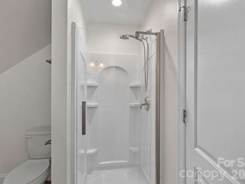 10429 Starwood Drive, Charlotte, NC 28215.  MLS# CAR4412020, YatesRealty ID 49827. 1st Ensuite guest bathroom on upper level