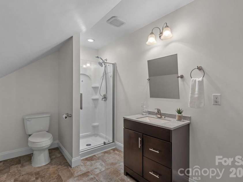 10429 Starwood Drive, Charlotte, NC 28215.  MLS# CAR4412020, YatesRealty ID 49827. 2nd Ensuite guest bathroom on upper level