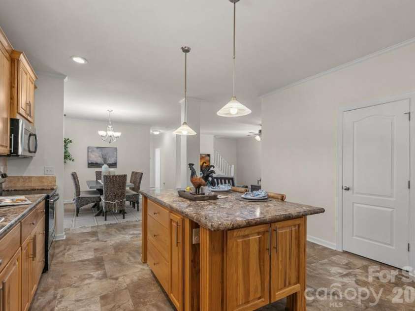 10429 Starwood Drive, Charlotte, NC 28215.  MLS# CAR4412020, YatesRealty ID 49827. 