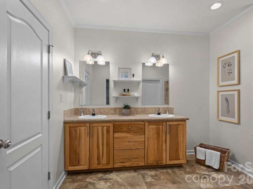 10429 Starwood Drive, Charlotte, NC 28215.  MLS# CAR4412020, YatesRealty ID 49827. Primary bathroom on main level
