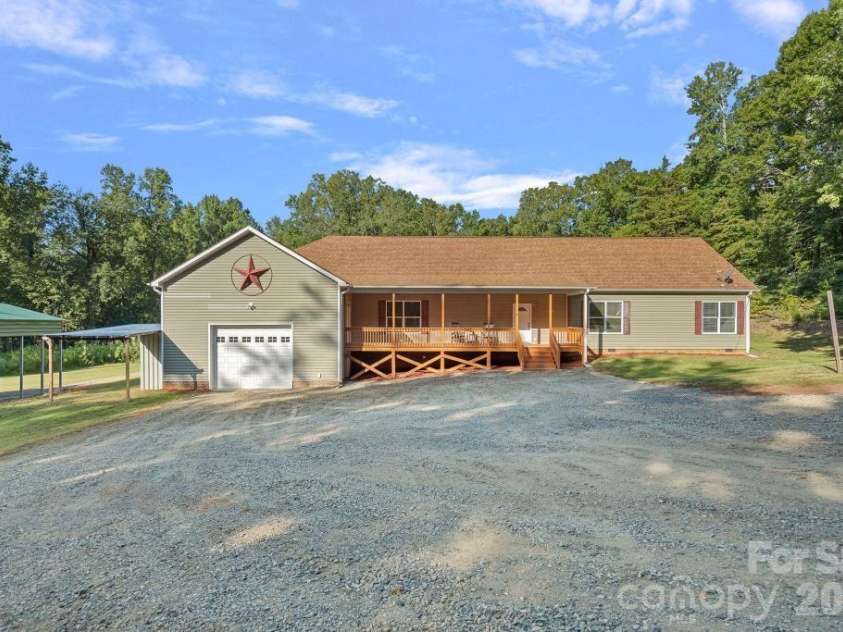 10429 Starwood Drive, Charlotte, NC 28215.  MLS# CAR4412020, YatesRealty ID 49827. Welcome Home!