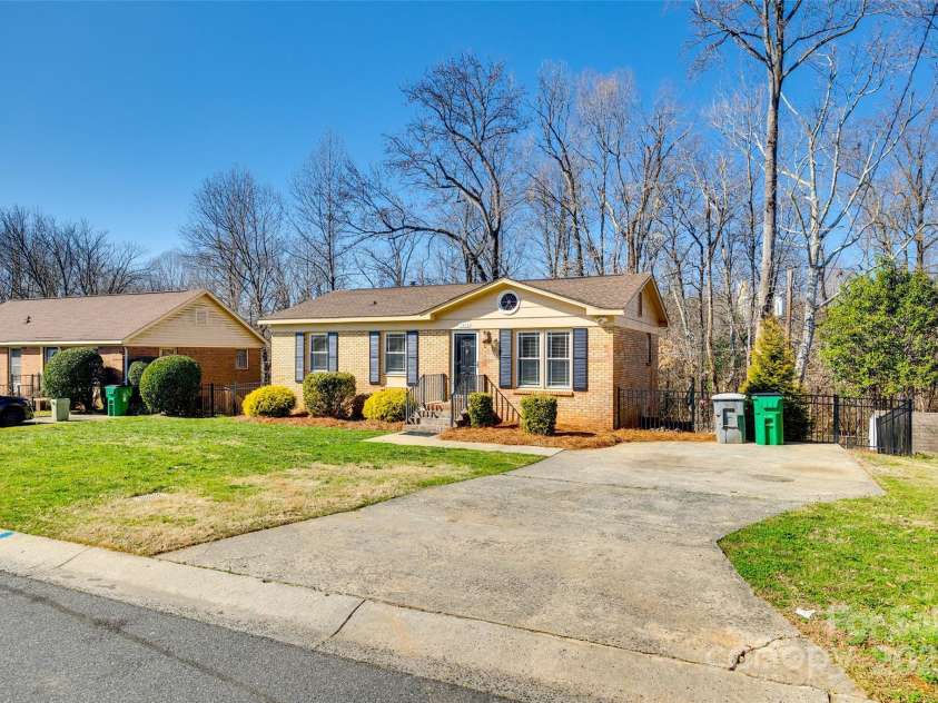 1438 Plumstead Road, Charlotte, NC 28216.  MLS# CAR4228243, YatesRealty ID 4983. 