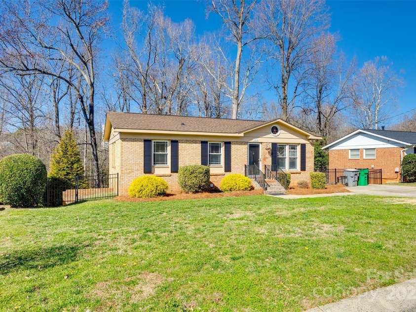 1438 Plumstead Road, Charlotte, NC 28216.  MLS# CAR4228243, YatesRealty ID 4983. 