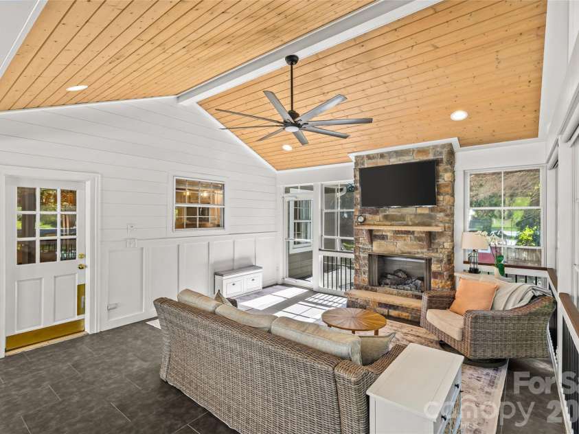 512 Bascom Street, Charlotte, NC 28205.  MLS# CAR4412433, YatesRealty ID 49830. 4 Seasons Room