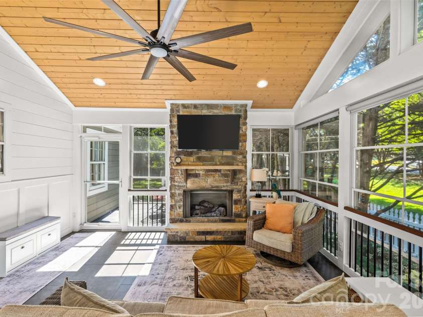 512 Bascom Street, Charlotte, NC 28205.  MLS# CAR4412433, YatesRealty ID 49830. 4 Seasons Room