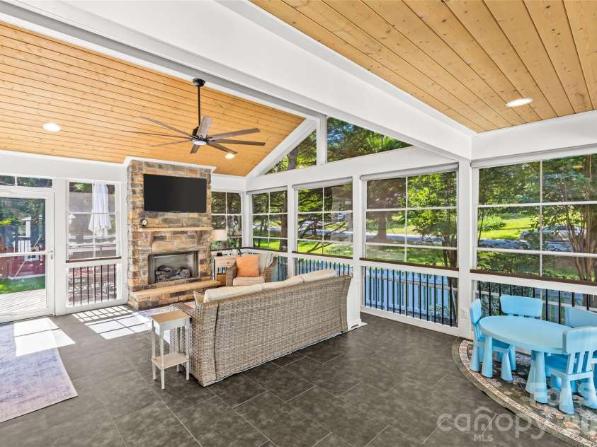 512 Bascom Street, Charlotte, NC 28205.  MLS# CAR4412433, YatesRealty ID 49830. 4 Seasons Room