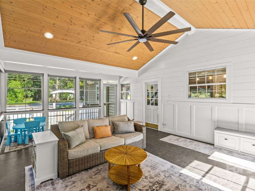 512 Bascom Street, Charlotte, NC 28205.  MLS# CAR4412433, YatesRealty ID 49830. 4 Seasons Room